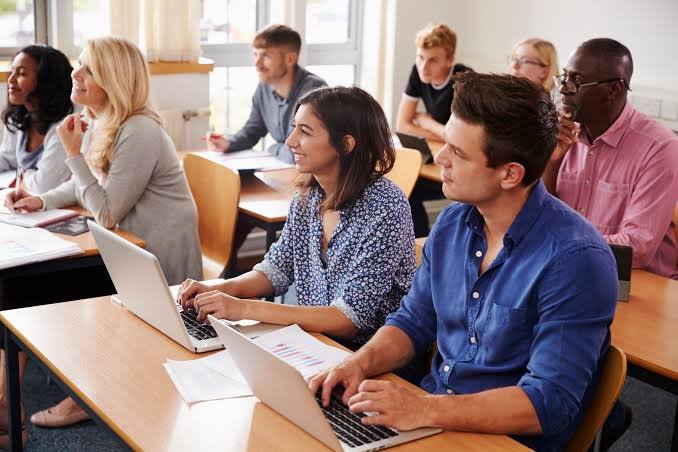 How Adults Can Go Back to School While Working Full-Time